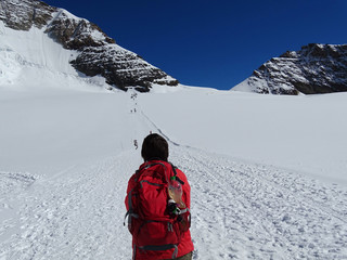 Jungfraujoch - Sommerwanderung in den Schweizer Bergen vom Jungfraujoch zur Mönchsjochhütte. Ein...