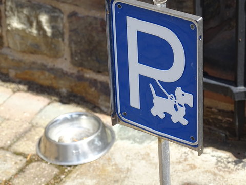 Hunde willkommen! - Nett gestalteter Hundeparkplatz mit Trinknapf.  "Wo mein Hund willkommen ist, kehre auch ich gern ein."