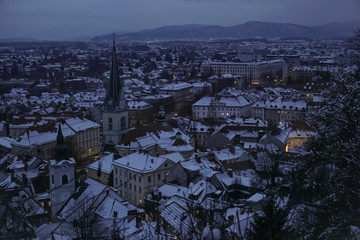 Ljubljana bei Nacht Aussicht mit Schnee bedeckten Häusern im Winter