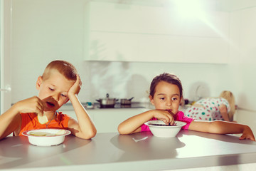 children have breakfast