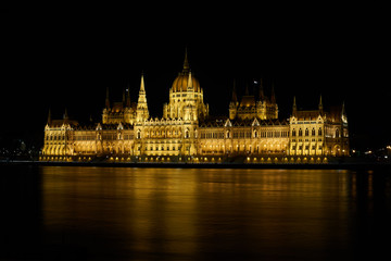 Fototapeta premium Parlement Hongrois de nuit