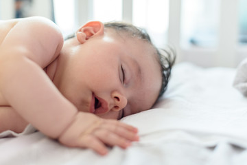 Obraz na płótnie Canvas Bebé pequeño dormido en cuna 