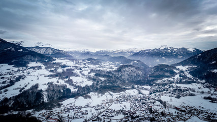 Fototapeta na wymiar Panorama sur les alpes enneigées, vue depuis Onnion 74