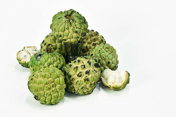 Fototapeta premium Egzotyczny owoc brazylijski znany jako „Fruta do Conde lub Fruta Pinha”. Nazwa naukowa: Annona squamosa.