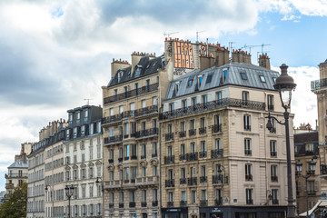 Fototapeta na wymiar Typical Paris houses, beautiful architecture