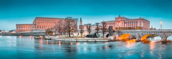 Fotobehang Het stadscentrum van Stockholm met Koninklijk Paleis en Museum van Middeleeuws Stockholm bij schemering, Zweden © JFL Photography