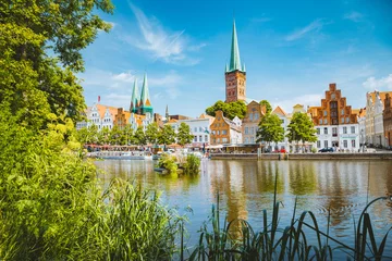 Poster Historische stad Lübeck met de rivier de Trave in de zomer, Sleeswijk-Holstein, Duitsland © JFL Photography