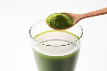 青汁を水に溶かす