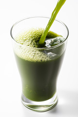青汁をグラスに注ぐ
