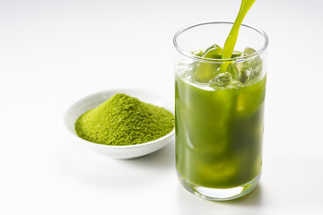 ガラスのコップに青汁を注ぎ入れる