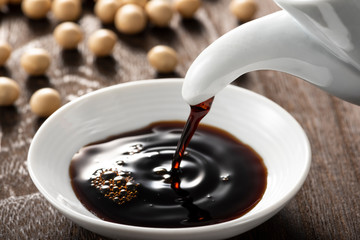 醤油を小皿に注ぎ入れる