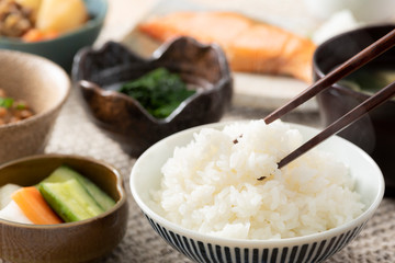 ご飯を食べる