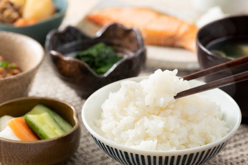 ご飯を食べる