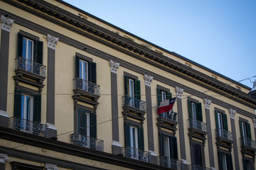 Obraz premium Italian building with flag