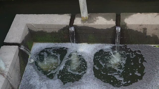 21878_The_water_getting_into_the_concrete_tub_outside.mov