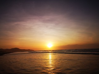 Fototapeta na wymiar Beautiful sunset along the beach. 