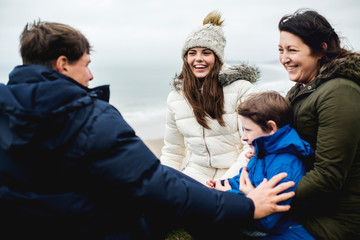 Happy family having fun together © Rawpixel.com