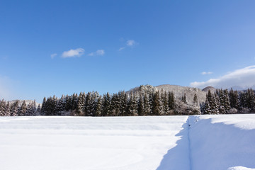 青空と雪景色　冬　秋田県
