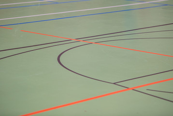 Hallenboden in einer Sporthalle mit diversen Linien