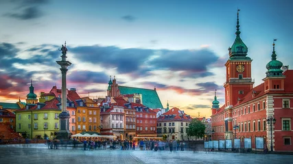 Photo sur Plexiglas Europe centrale Vue panoramique sur le château royal, les anciennes maisons de ville et la colonne de Sigismond dans la vieille ville de Varsovie, Pologne. Vue du soir.