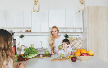 Happy Family Happy Mom Children's Cooking Breakfast Home Kitchen