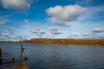 Fototapeta na wymiar Autumn fishing on the lake