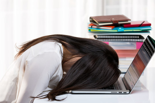 ノートパソコン・疲れた女性