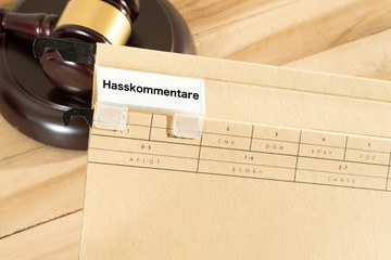 Ein Richterhammer und ein Ordner mit dem Aufdruck Hasskommentare