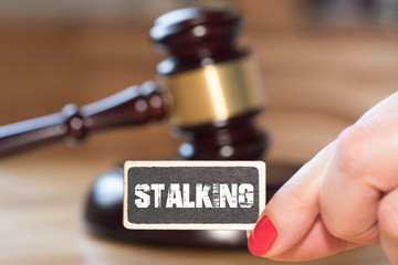 Ein Richterhammer, eine Frau und Stalking