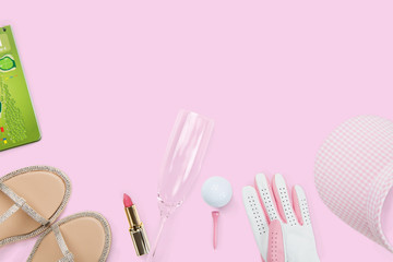 Golfequipment für Damen auf Unterlage in pink von oben