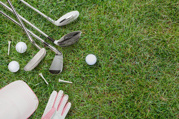 Golfequipment für Damen auf Gras von oben