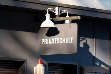 Der Eingang zu einer Privatschule