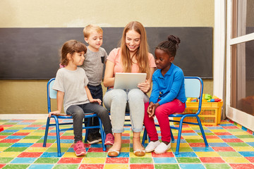 Betreuer und Kinder haben Spaß mit Tablet PC