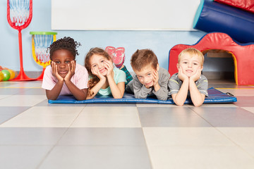 Gruppe Kinder im internationalen Kindergarten