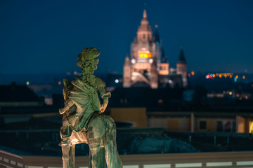 Fototapeta premium Reiterfigur des Sankt Martin und Martinsdom in Mainz
