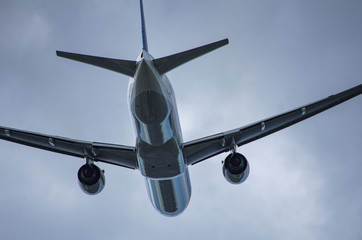 離陸上昇するジェット旅客機