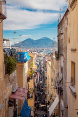 Oude straat in Napels (Napoli) met uitzicht op de Vesuvius