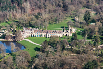 vue aérienne du château du site des Vaux de Cernay dans les Yvelines en France