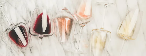 Schilderijen op glas Flat-lay van rode, rose en witte wijn in glazen en kurkentrekkers over grijze marmeren achtergrond, bovenaanzicht, brede compositie. Wijnbar, wijnmakerij, wijndegustatieconcept © sonyakamoz