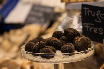 Setas y trufas en el mercado