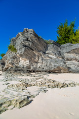 Fototapeta na wymiar Large rock formations on the sandy beach, at Horseshoe Bay, Bermuda
