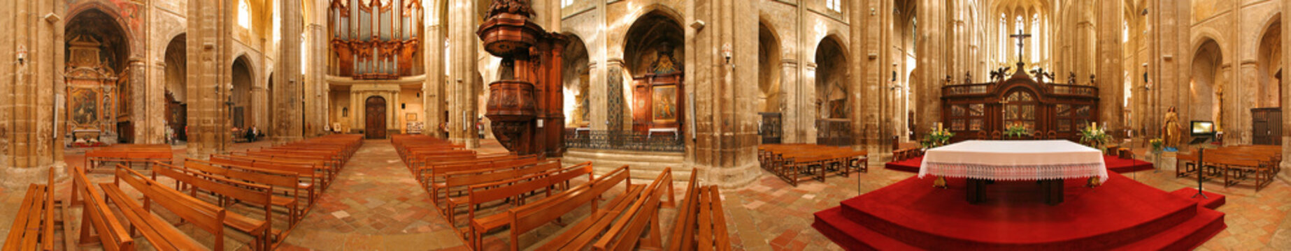 Basilica di Saint Maximin, altare e navate a 360&deg;.
