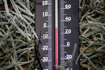 Frostige Temperaturen Thermometer unter Null