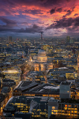 Naklejka premium Widok na jasno oświetloną panoramę Londynu w kierunku katedry św. Pawła po zachodzie słońca