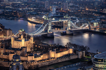 Fototapeta na wymiar Luftaufnahme der beleuchteten Tower Bridge und des Tower of London an der Themse bei Nacht