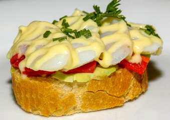 Pincho clásico de Bilbao: Láminas de bacalao con su pil-pil sobre pimientos del piquillo del restaurante el Viejo Zortzi.