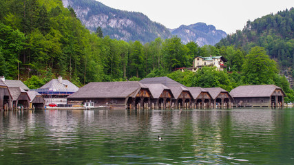 Fototapeta na wymiar Bootshäuser im Königssee in Bayern