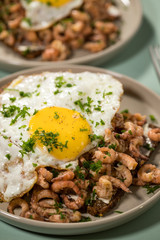 Krabbenbrot mit Friesischen Nordseekrabben, Schwarzbrot, Spiegelei und Petersilie