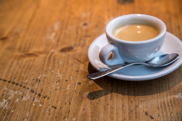 Tasse Espresso Kaffee auf rustikalen Holztisch im Restaurant Café
