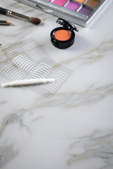 Lidschatten Palette, Pinsel, Pinzette,  Künstliche Wimpern und Lidfalten Tape Klebeband für Augen Makeup auf Marmor Schminktisch